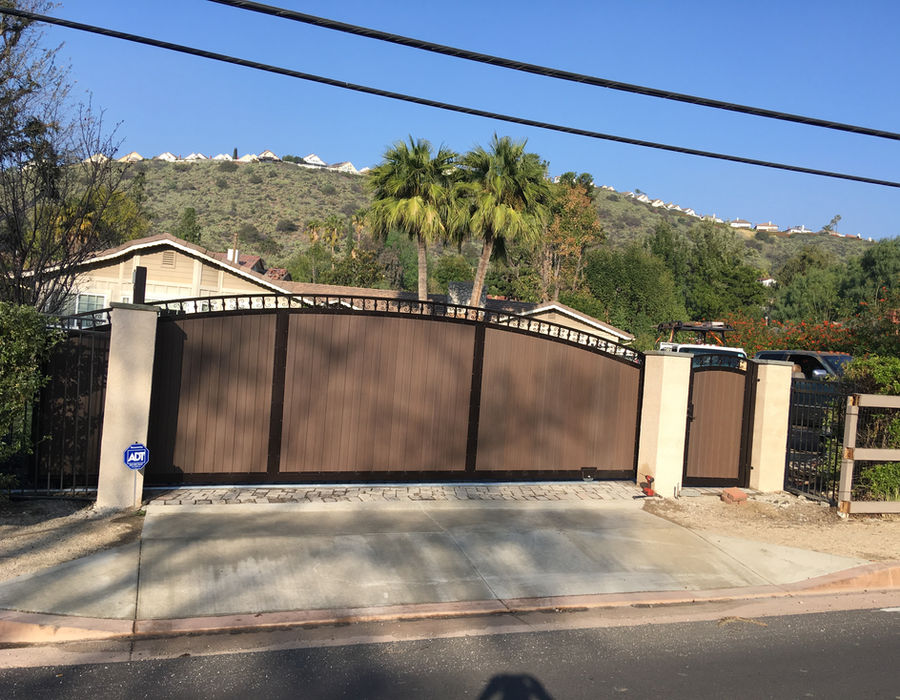 Fence installation by Extron Fence