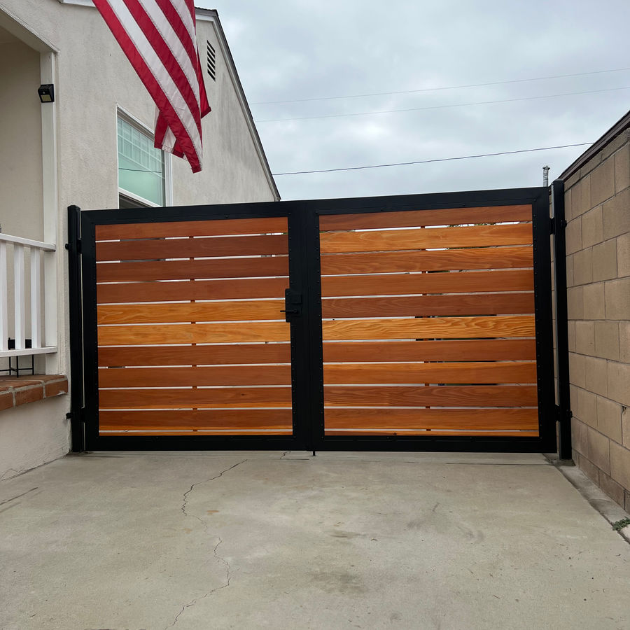 Wood privacy fence built by Extron Fence
